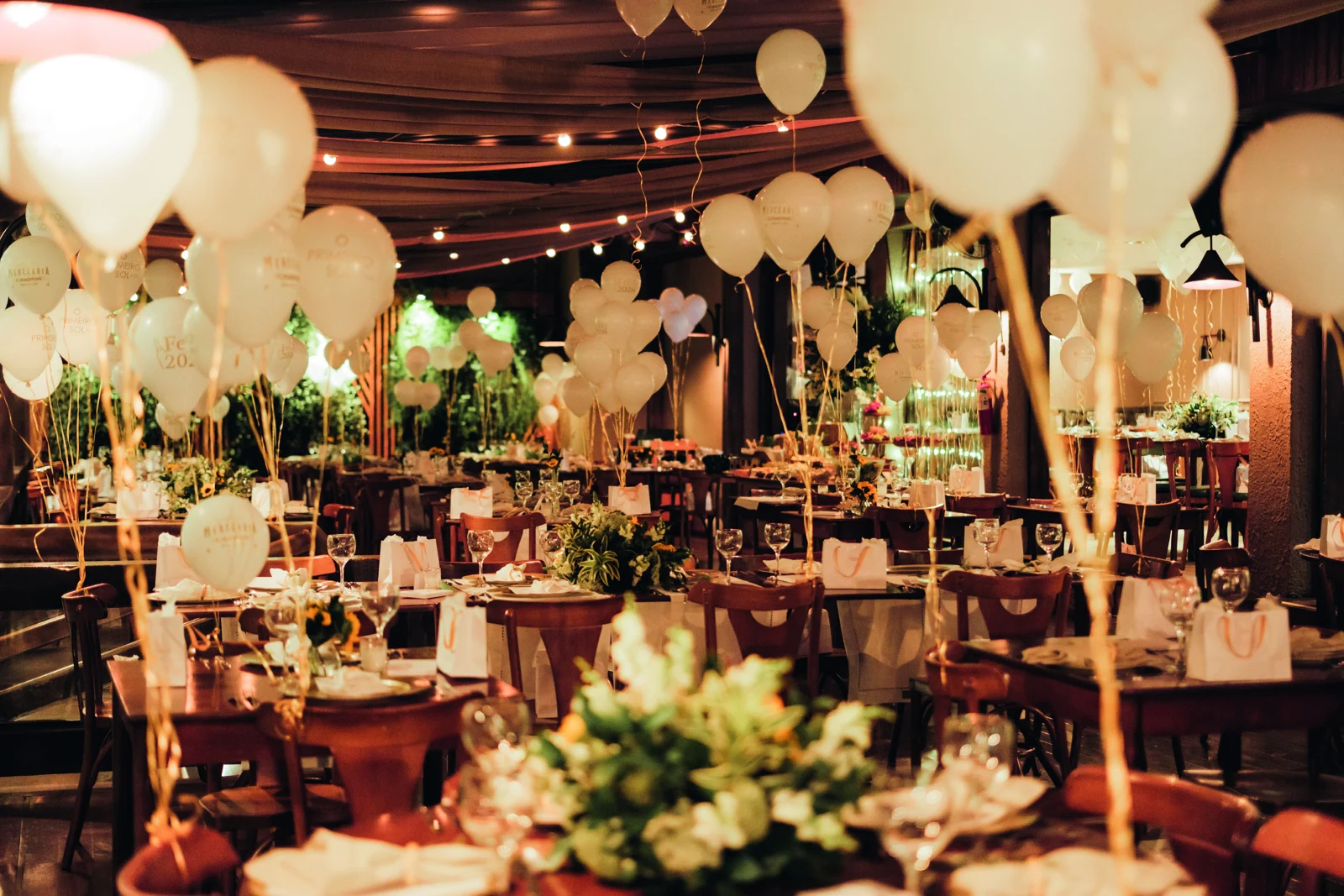 Mesas e decoração da celebração na Mercearia